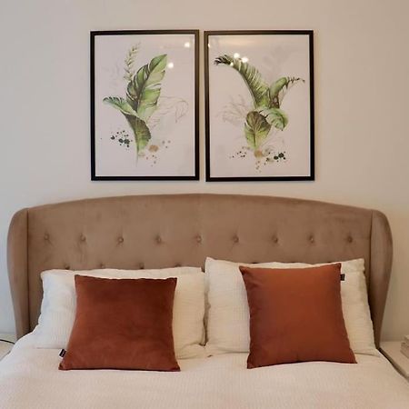 A Stylish Two Bedroom Modern Apartment With Parking Barking  Exterior foto