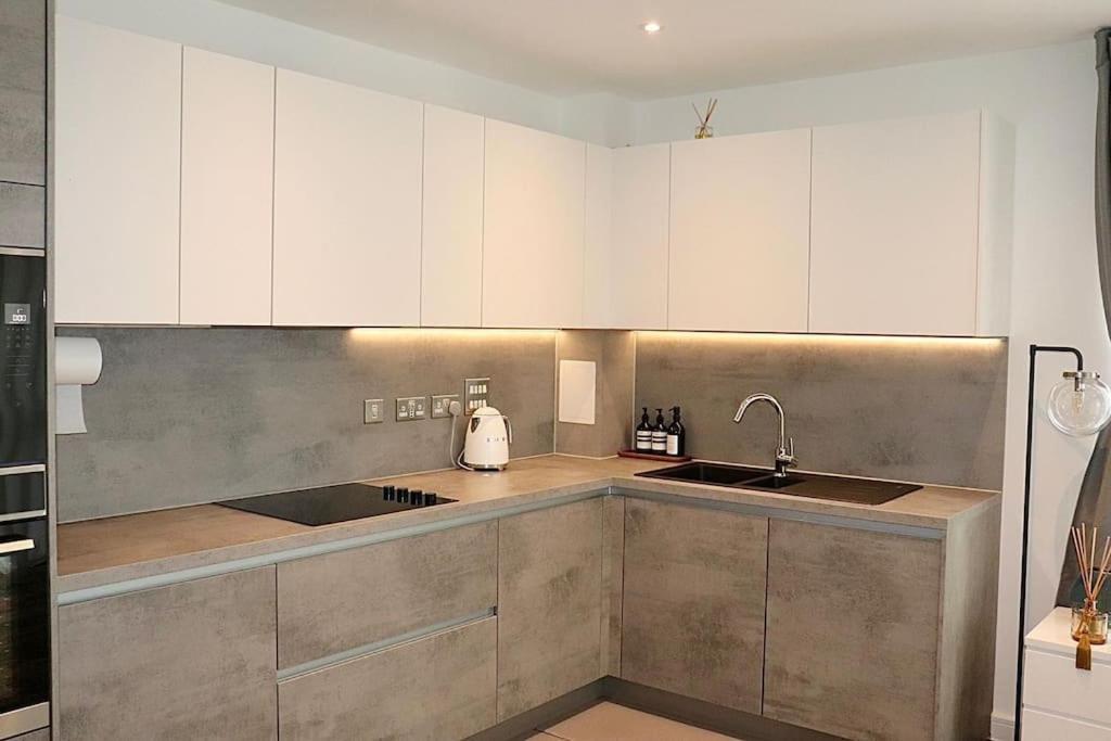 A Stylish Two Bedroom Modern Apartment With Parking Barking  Exterior foto