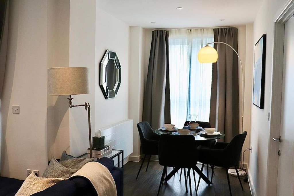 A Stylish Two Bedroom Modern Apartment With Parking Barking  Exterior foto