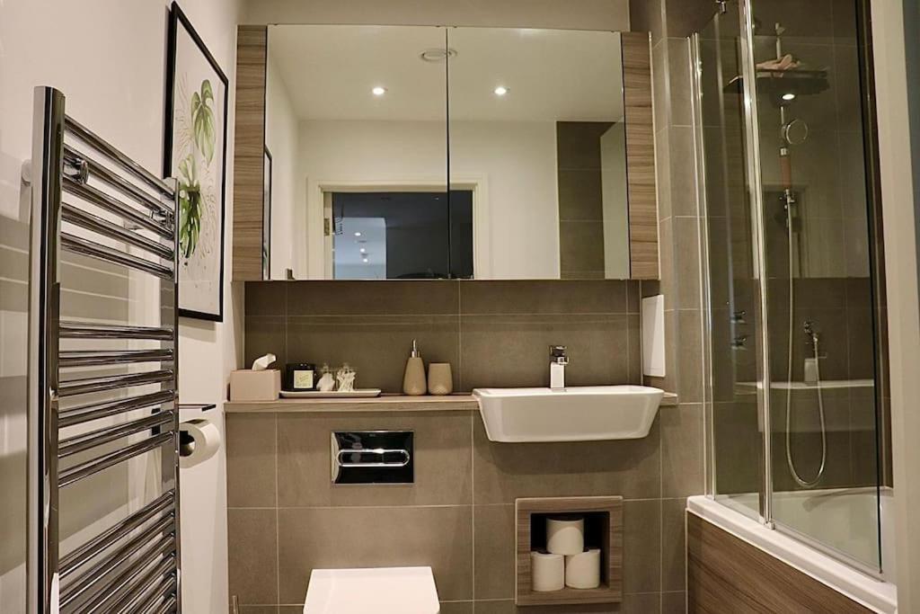 A Stylish Two Bedroom Modern Apartment With Parking Barking  Exterior foto